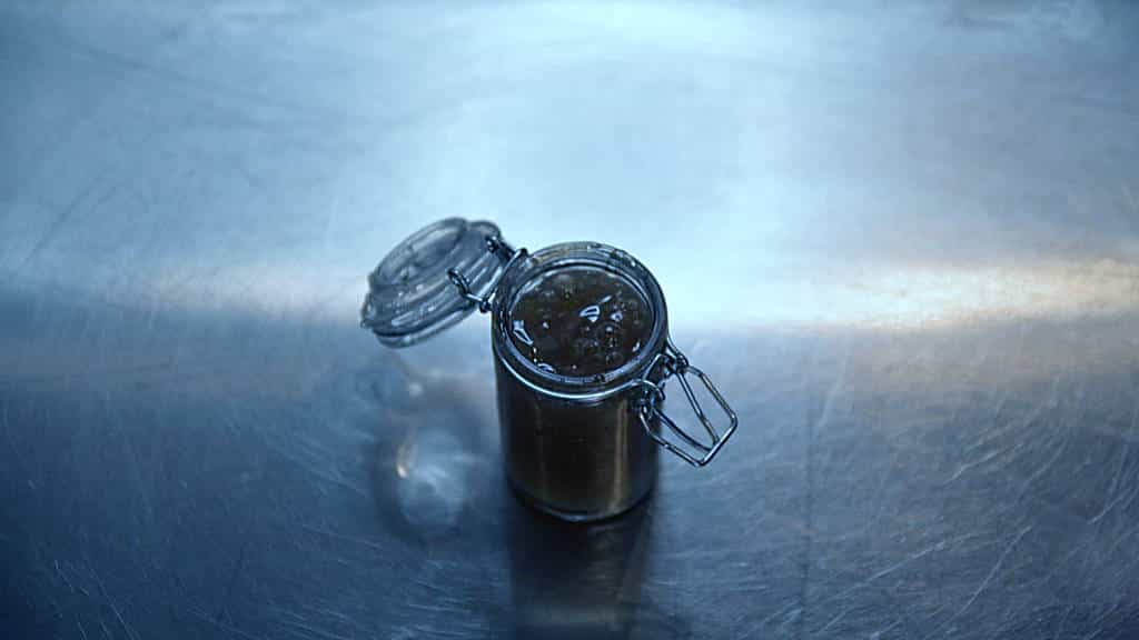 Leinsamengel in Einmachglas auf Metalltisch